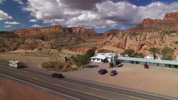 Arizona Motel Rocky Desert Canyon Highway Aerial Shot Eua — Vídeo de Stock