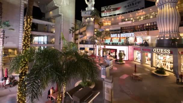 Hollywood Highland Courtyard Time Lapse Night Pan California Usa — стоковое видео