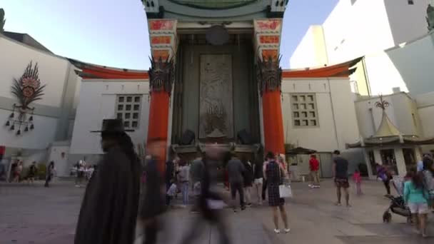 Hollywood Chinese Theater Daytime Time Lapse Turistas Andando Inclinar Califórnia — Vídeo de Stock