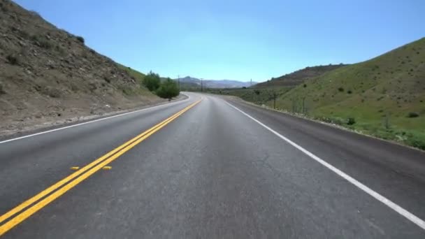 Driving Template Grassy Foothill Közeledünk Autópályához — Stock videók