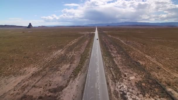 沙漠中的美国西南公路美国红色汽车通过 — 图库视频影像