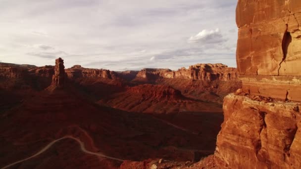 Vale Dos Deuses Ursos Orelhas Aerial Shot Southwest Desert Canyon — Vídeo de Stock
