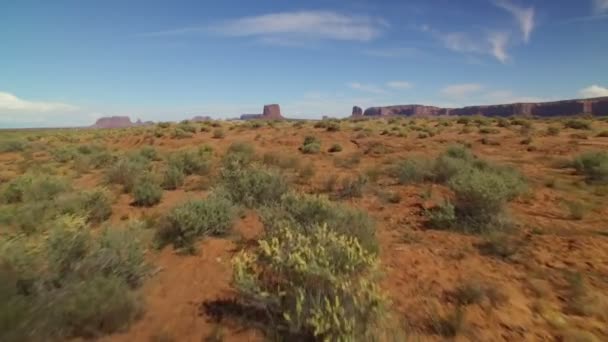 Monument Valley Antenn Skott Flyga Över Sydvästra Öknen Bushes Usa — Stockvideo