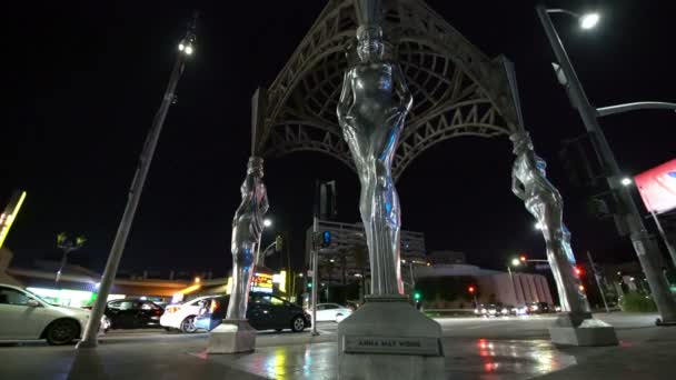 Hollywood Blvd Dolly Shot Four Ladies Hollywood Statue Porte Californie — Video