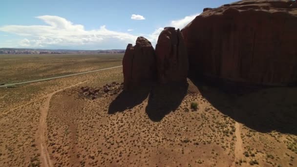 美国西南部荒漠地区岩石形成的亚历桑那州空中射向高速公路 — 图库视频影像
