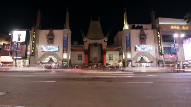 Hollywood Chinese Theater Traffic Passing Time Lapse Nachts Tilt Californië — Stockvideo