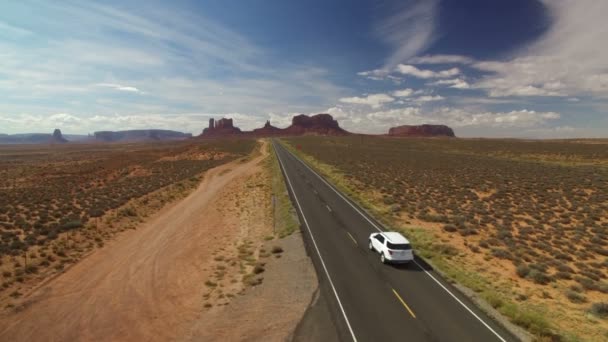 美国西南部沙漠中的名胜古迹峡谷福雷斯泵点空中射击高速公路左前方 — 图库视频影像