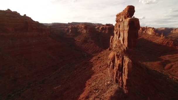 Vale Dos Deuses Ursos Orelhas Aerial Shot Southwest Desert Canyon — Vídeo de Stock