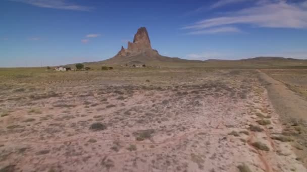 Monument Valley Agathla Peak Antenn Skott Sydvästra Öknen Usa Framåt — Stockvideo