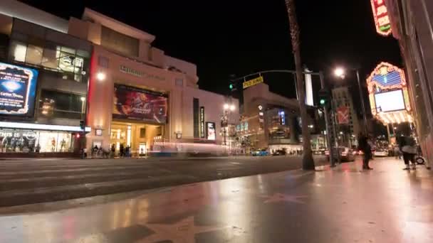 Hollywood Walk Fame Dolby Theater Night Traffic Time Lapse Tilt — Stock Video