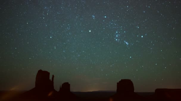 Monument Valley Orionids Lluvia Meteoritos Sobre East West Mitten Butte — Vídeo de stock