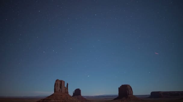 Monument Valley Stars Über East West Mitten Und Merrick Butte — Stockvideo