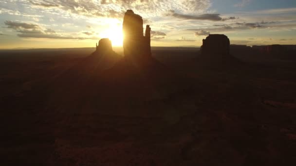 Sonnenaufgang Monument Valley Über East West Mitten Und Merrick Butte — Stockvideo