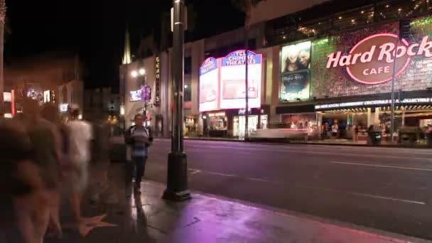 好莱坞名人大道和硬石咖啡店夜间交通流量超过加州美国 — 图库视频影像