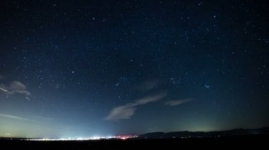 Samanyolu Galaksisi, Mojave Çölünde, Kaliforniya 'da, Rüzgâr Türbinlerinin Işıkları ve Otoyol Trafiğinin Üzerinde