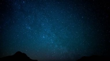 Kuzey Yıldızı Kutup Yıldızı ve Samanyolu Galaksisi Sırtlar Üzerinde Dönüyor Mojave Çölü Kaliforniya ABD