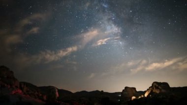 Samanyolu Galaksisi Joshua Tree Ulusal Parkı 'nın üzerinde Gizli Vadi Kampı Kaliforniya Sola