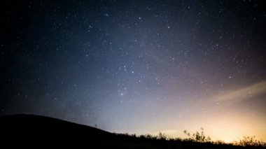 Samanyolu Galaksisi Hızlı Yürüyen Bulutlar ve Çimenli Tepe Zaman Hızı Üzerine Yükseliyor