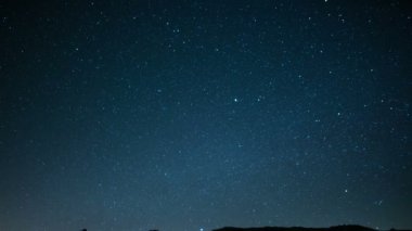 Samanyolu Galaksisi, Kaliforniya 'nın Mojave Çölü' ndeki Rocky Kanyonu 'nun üzerinden geçen Yıldızlar ve Meteorlar Üzerine Bahar Gecesi Seti Yaptı