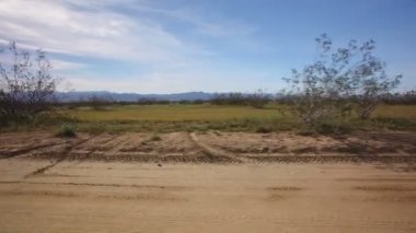 3 Eksenli Sürücü Şablonu Dengeleyici Çöl Yol Tarafı Görünümü 02 Sol Afrika Savanası veya Orta Doğu