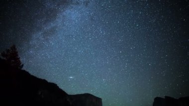 Yosemite Ulusal Parkı Samanyolu Galaksisi El Capitan 'ın Zaman Hızı Üzerine Eğiliyor Kaliforniya ABD