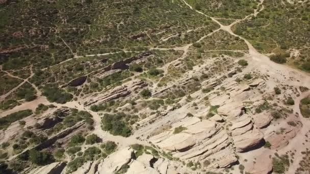 Vasquez Rocks Sandstone Rock Bildning Antenn Skott Öken Och Gräsmarker — Stockvideo