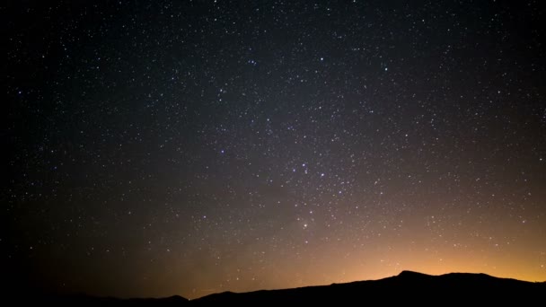 天の川銀河の上昇50Mm春の夜空タイムラプス星と流星日の出 — ストック動画