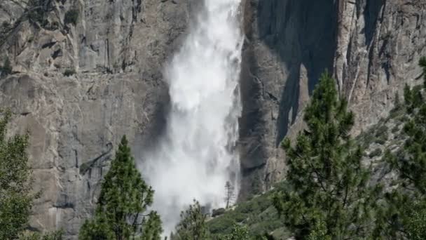 Yosemiten Kansallispuisto Yosemite Falls Time Lapse Pan California Yhdysvallat kuvapankkivideo