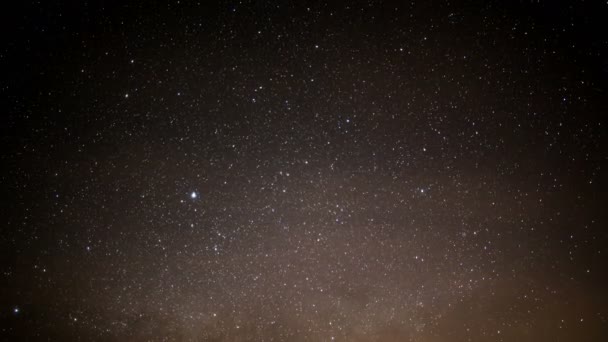 Vintergatans Galax Och Moln Tid Förfaller Över Gräsbevuxna Kullar Kalifornien — Stockvideo