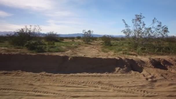 Templat Kendaraan Dengan Axis Stabilizer Desert Dirt Road View Kanan — Stok Video