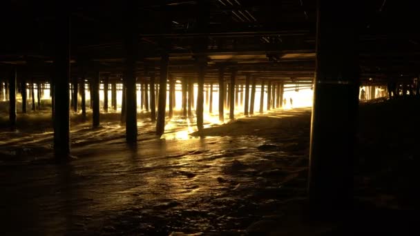 Sunset Onder Santa Monica Pier Man Joggen Californië Verenigde Staten — Stockvideo