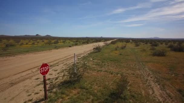 Desert Dirt Road Aerial Shot Stop Sign Založit Výstřel — Stock video
