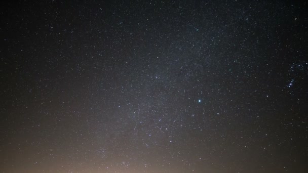 银河春夜星空漫漫星空 红岩峡谷中的流星美国加利福尼亚莫哈韦沙漠 — 图库视频影像
