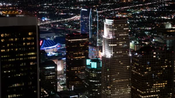 洛杉矶市中心摩天大楼与高速公路通宵交通美国加利福尼亚州 — 图库视频影像