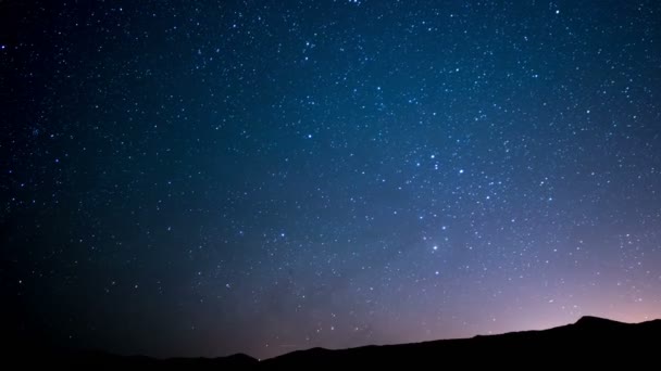 Melkweg Galaxy Time Lapse Mountain Ridges Pan Rechts — Stockvideo