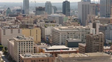 Broadway Bölgesinde Gündüz Vaktinde Los Angeles, Kaliforniya 'nın güneybatısına doğru ilerliyor.