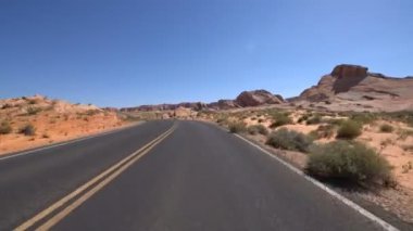 Nevada 'da, Nevada' da, Desert Highway Hiperlapse 'de Yangının Süratli Vadisi ABD