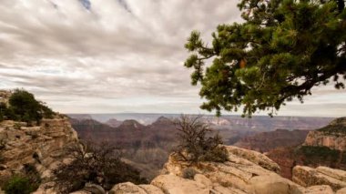 Büyük Kanyon Kuzey Rim Melek Noktası Deva Tapınağı ve Brahma Tapınağı Sabah Bulutları Zaman Süreleri Sağı Arizona ABD