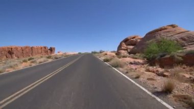Nevada 'da, Nevada' da, Desert Highway Hiperlapse 'de Yangının Süratli Vadisi ABD