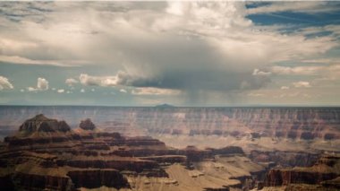Kuzey Kanyonu Parlak Melek Noktası Brahma Tapınağı ve Zoroaster Tapınağı Gündüz Fırtına Hızı Arizona ABD 'yi Bulutlandırıyor