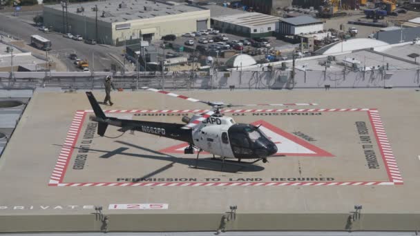 Los Angeles Şehir Merkezindeki Federal Binanın Çatısındaki Lapd Polis Helikopteri — Stok video