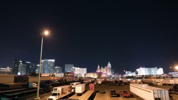 Las Vegas Strip Skyline Προς East Time Lapse Freeway Traffic — Αρχείο Βίντεο