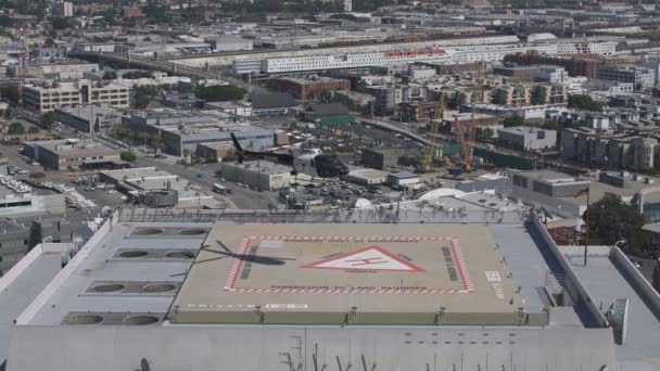 ロサンゼルスの連邦ビル屋上のLapd警察ヘリコプター米国のダウンタウン米国の打ち上げと出発 — ストック動画