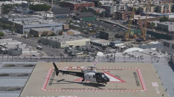 Lapd Police Helikopter Het Dak Van Federal Building Los Angeles — Stockvideo