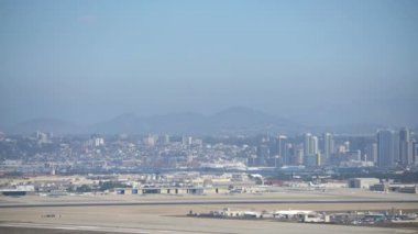 San Diego Skyline ve Naval Air Station North Island Halsey Field California ABD