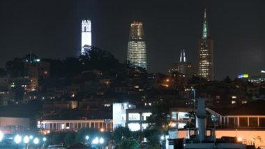 San Francisco Skyline 41. rıhtımdan Coit Tower ve Pyramid Time Lapse at Night California USA