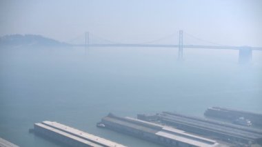 San Francisco Körfez Köprüsü ve Sis içindeki İskeleler Kaliforniya ABD