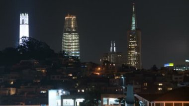 San Francisco Skyline 41. rıhtımdan Coit Tower ve Pyramid Time Lapse at Night California USA