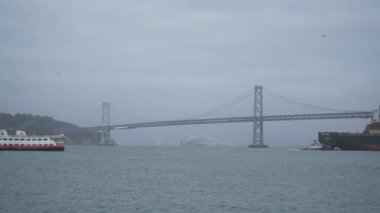 San Francisco Skyline ve Bay Bridge in Fog Daytime California USA