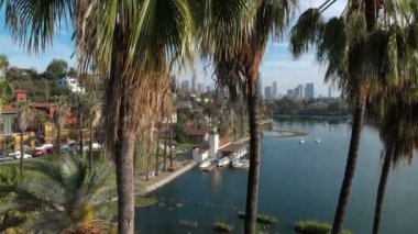 Los Angeles Havacılık Merkezi, Palm Trees ve Echo Park Lake Elevate California üzerinden Skyline 'ı vurdu.